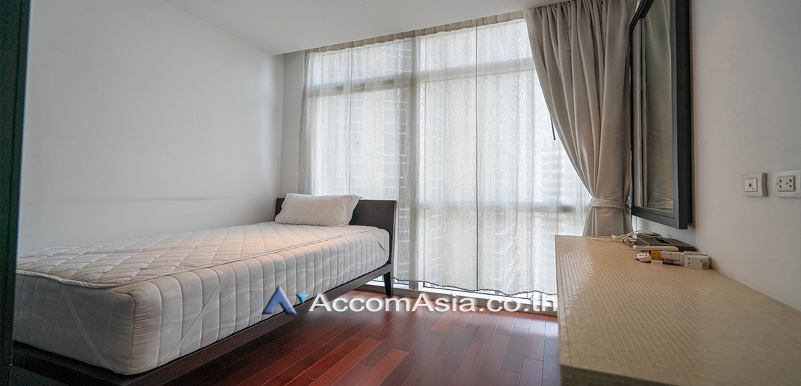  2 Bedrooms  Condominium For Rent in Ploenchit, Bangkok  near BTS Ploenchit (1515745)