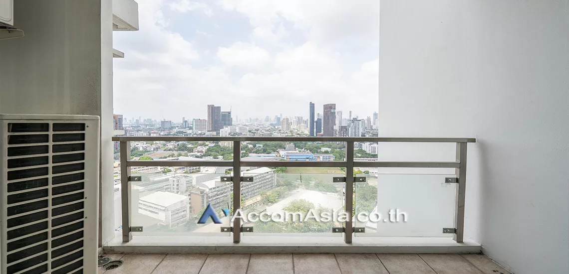  3 Bedrooms  Condominium For Rent in Sukhumvit, Bangkok  near BTS Ekkamai (1515876)