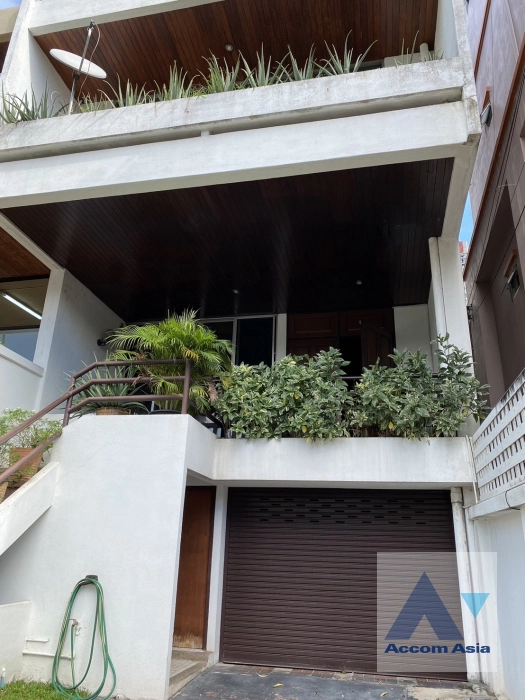  3 Bedrooms  Townhouse For Sale in Sukhumvit, Bangkok  near BTS Thong Lo (1716036)