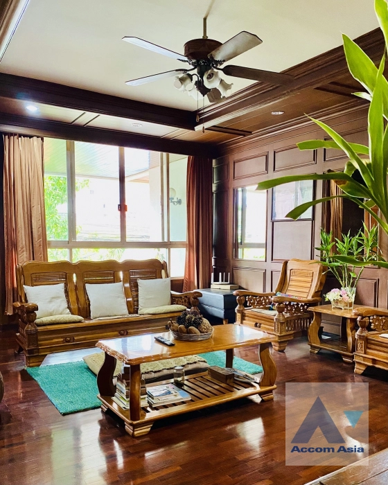  3 Bedrooms  Townhouse For Sale in Sukhumvit, Bangkok  near BTS Thong Lo (1716036)