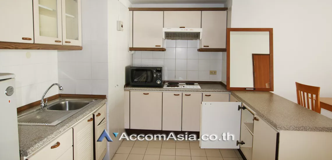  1 Bedroom  Condominium For Rent in Sathorn, Bangkok  near BTS Sala Daeng - MRT Lumphini (1516545)