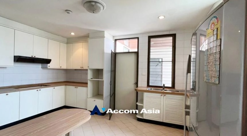 Pet friendly |  3 Bedrooms  Apartment For Rent in Sukhumvit, Bangkok  near BTS Asok - MRT Sukhumvit (1416622)