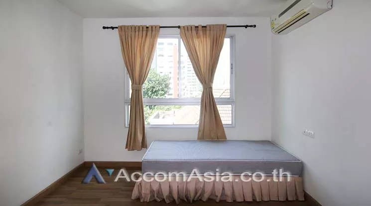  3 Bedrooms  Apartment For Rent in Sukhumvit, Bangkok  near BTS Phrom Phong (1416652)