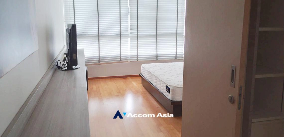  2 Bedrooms  Condominium For Rent in Sukhumvit, Bangkok  near BTS Ekkamai (1517016)