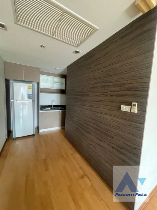  2 Bedrooms  Condominium For Rent in Sukhumvit, Bangkok  near BTS Ekkamai (1517017)