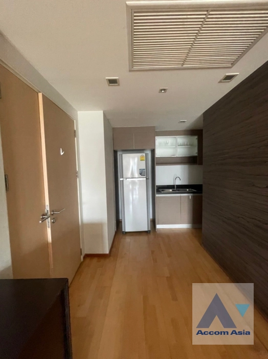  2 Bedrooms  Condominium For Rent in Sukhumvit, Bangkok  near BTS Ekkamai (1517017)