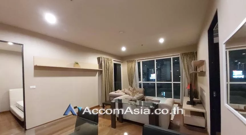  2 Bedrooms  Condominium For Rent in Ploenchit, Bangkok  near BTS Chitlom (1517068)