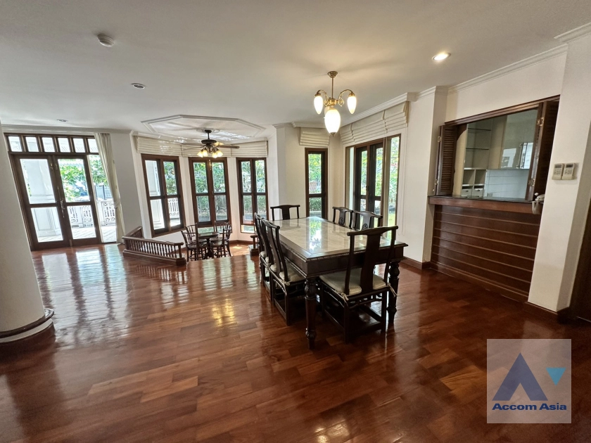  4 Bedrooms  House For Rent in Dusit, Bangkok  (1817739)