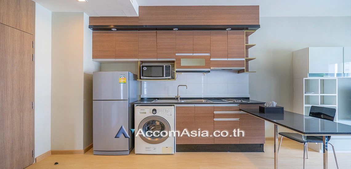  2 Bedrooms  Condominium For Rent in Sukhumvit, Bangkok  near BTS Ekkamai (1517862)