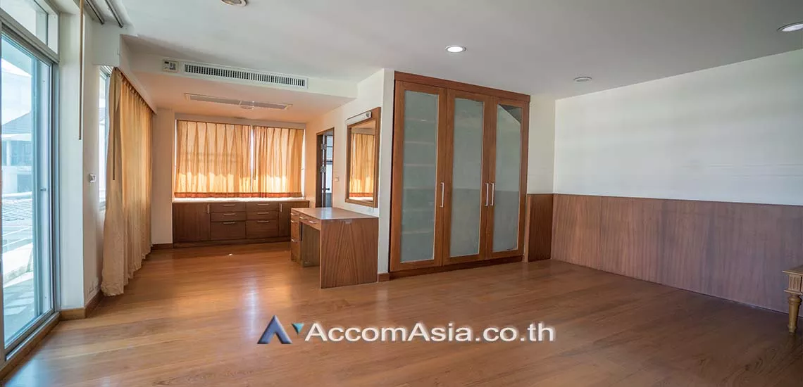  3 Bedrooms  Apartment For Rent in Sukhumvit, Bangkok  near BTS Phrom Phong (1417959)