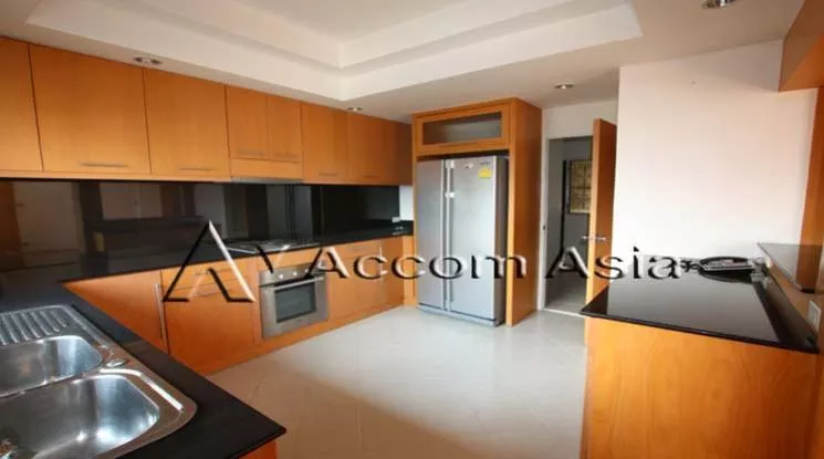  3 Bedrooms  Apartment For Rent in Sukhumvit, Bangkok  near BTS Phrom Phong (1418130)