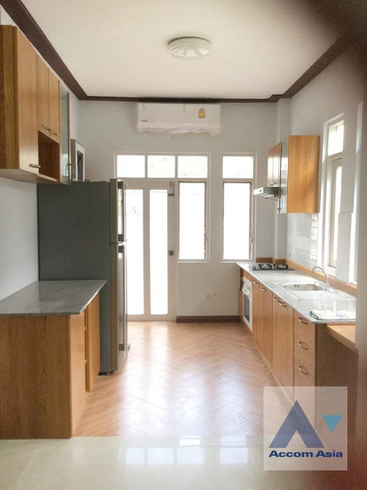  3 Bedrooms  Townhouse For Rent in Sukhumvit, Bangkok  near BTS Phrom Phong (1818235)