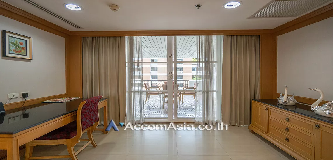  3 Bedrooms  Apartment For Rent in Sukhumvit, Bangkok  near BTS Phrom Phong (1418486)