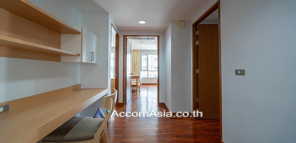  3 Bedrooms  Apartment For Rent in Sukhumvit, Bangkok  near BTS Phrom Phong (1418963)