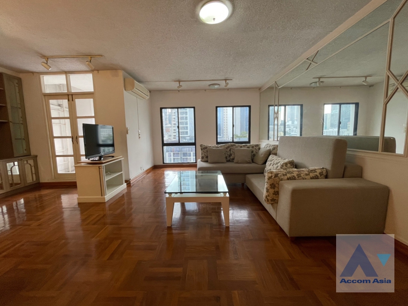 Pet friendly |  3 Bedrooms  Apartment For Rent in Ploenchit, Bangkok  near BTS Chitlom (1419740)