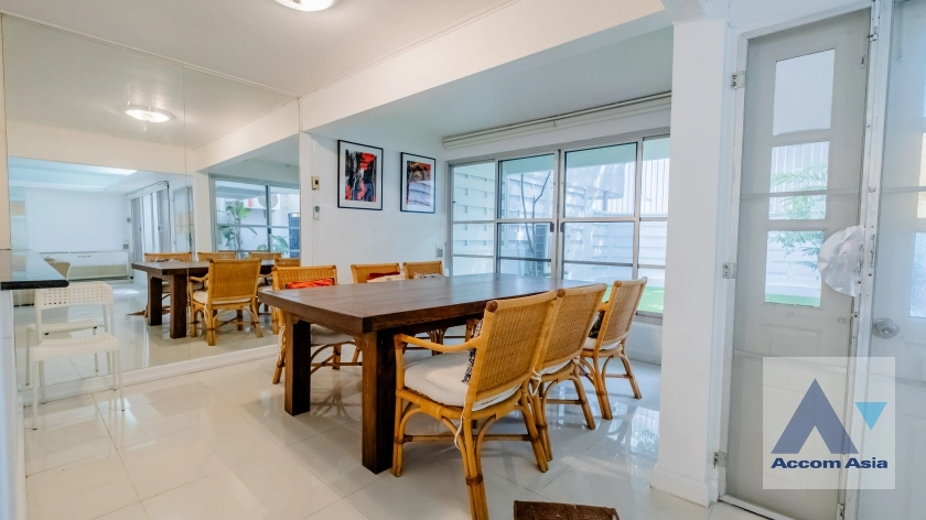  3 Bedrooms  House For Rent in Sukhumvit, Bangkok  near BTS Ekkamai (2520896)