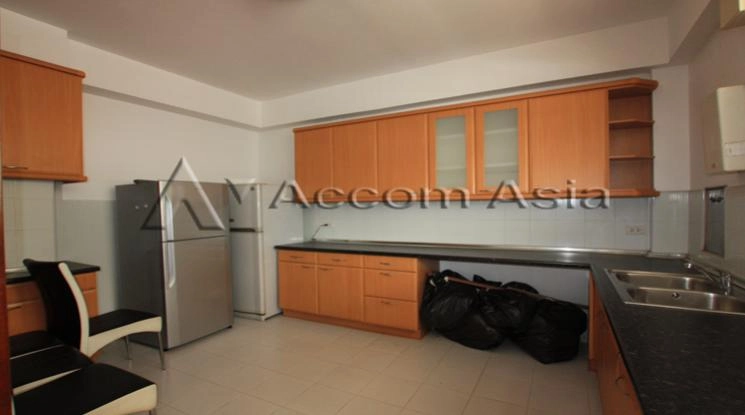 Pet friendly |  3 Bedrooms  Apartment For Rent in Sathorn, Bangkok  near BTS Chong Nonsi (10192)