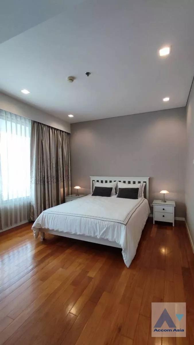  2 Bedrooms  Condominium For Rent in Sathorn, Bangkok  near MRT Khlong Toei (1521372)