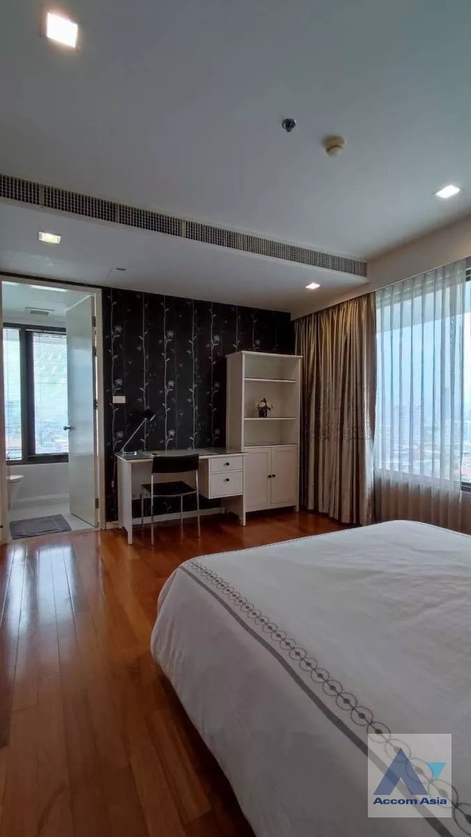  2 Bedrooms  Condominium For Rent in Sathorn, Bangkok  near MRT Khlong Toei (1521372)