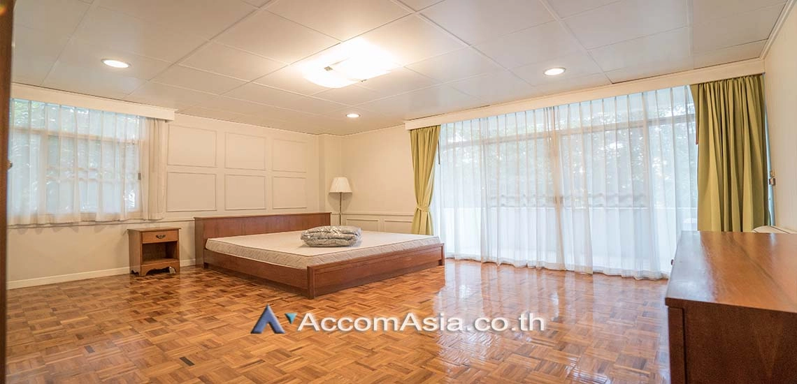 Big Balcony |  4 Bedrooms  Apartment For Rent in Sukhumvit, Bangkok  near BTS Phrom Phong (13000106)