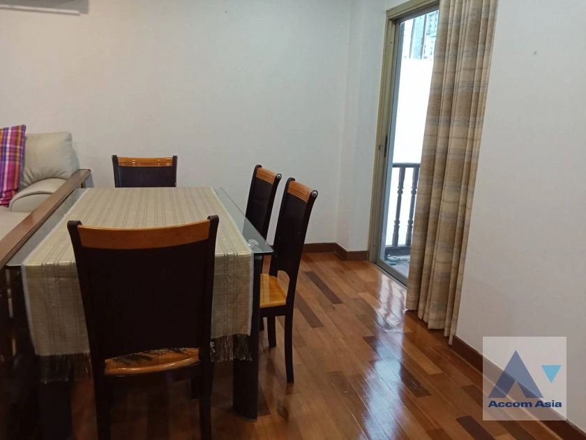  2 Bedrooms  Apartment For Rent in Sathorn, Bangkok  near BTS Chong Nonsi - MRT Lumphini (13000303)