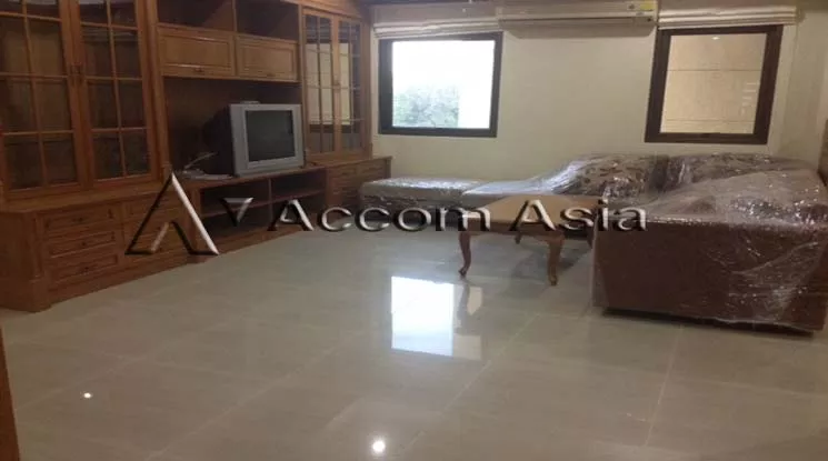  3 Bedrooms  Apartment For Rent in Sukhumvit, Bangkok  near BTS Phrom Phong (13000383)