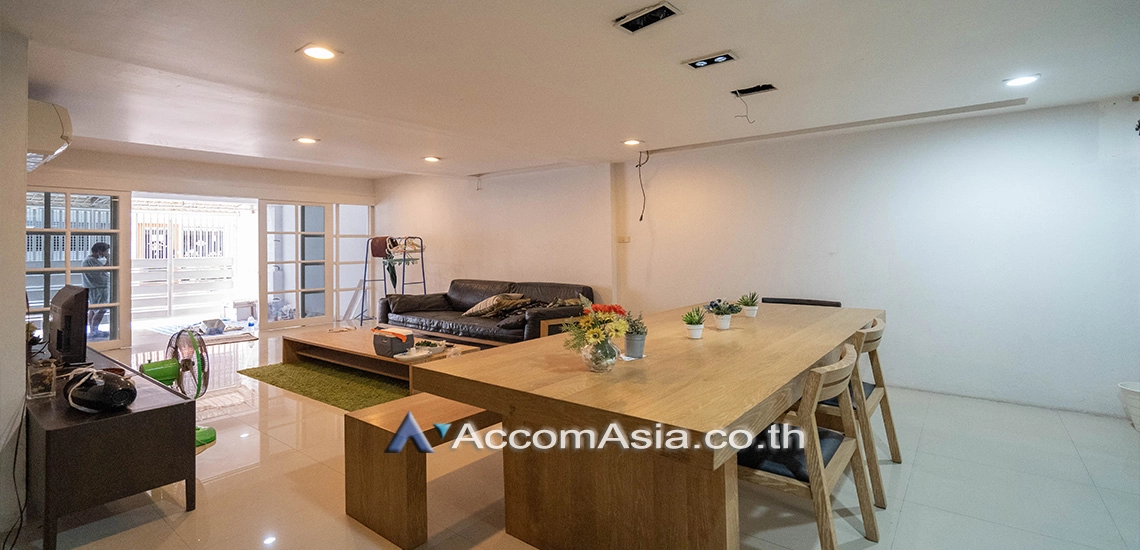Home Office, Pet friendly |  4 Bedrooms  Townhouse For Rent in Sukhumvit, Bangkok  near BTS Phrom Phong (13000502)