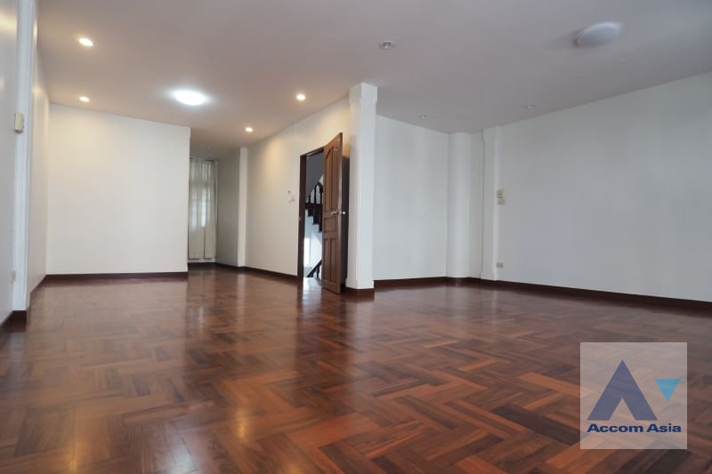 Home Office, Pet friendly |  4 Bedrooms  House For Rent in Sukhumvit, Bangkok  near BTS Ekkamai (13000539)