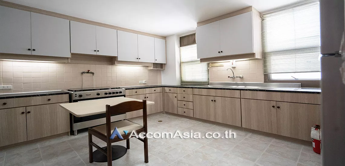  3 Bedrooms  Apartment For Rent in Sukhumvit, Bangkok  near BTS Phrom Phong (13000655)