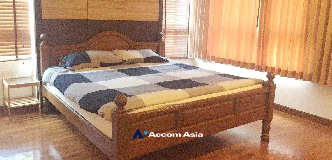 Corner Unit |  3 Bedrooms  Condominium For Rent in Sukhumvit, Bangkok  near BTS Nana (13000755)