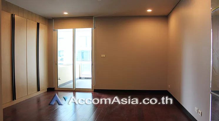  3 Bedrooms  Condominium For Rent in Ploenchit, Bangkok  near BTS Chitlom (13000764)