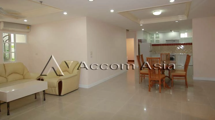  3 Bedrooms  Apartment For Rent in Sukhumvit, Bangkok  near BTS Phrom Phong (13000909)