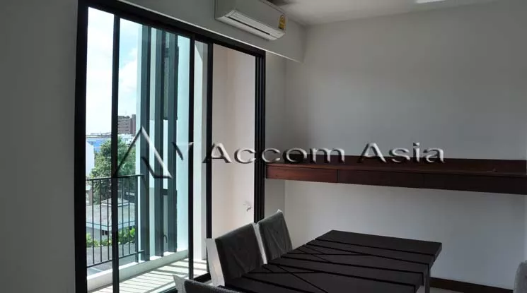  3 Bedrooms  Apartment For Rent in Sukhumvit, Bangkok  near BTS Ekkamai (13001023)