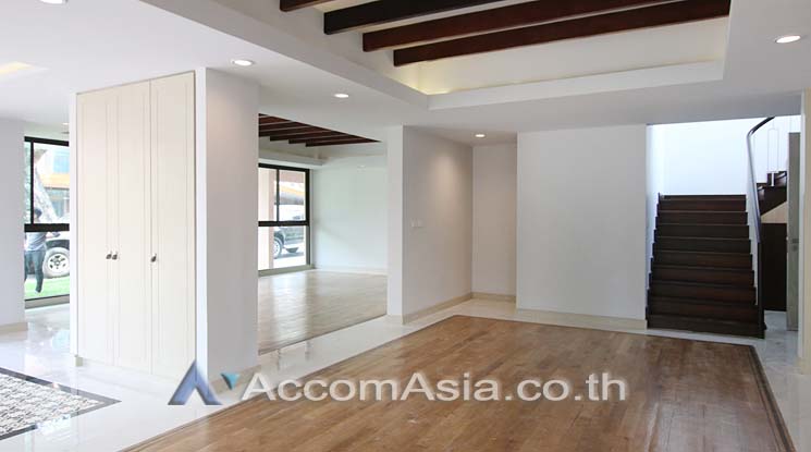 Garden, Big Balcony, Pet friendly |  4 Bedrooms  House For Rent in Charoenkrung, Bangkok  near BRT Thanon Chan (13001277)