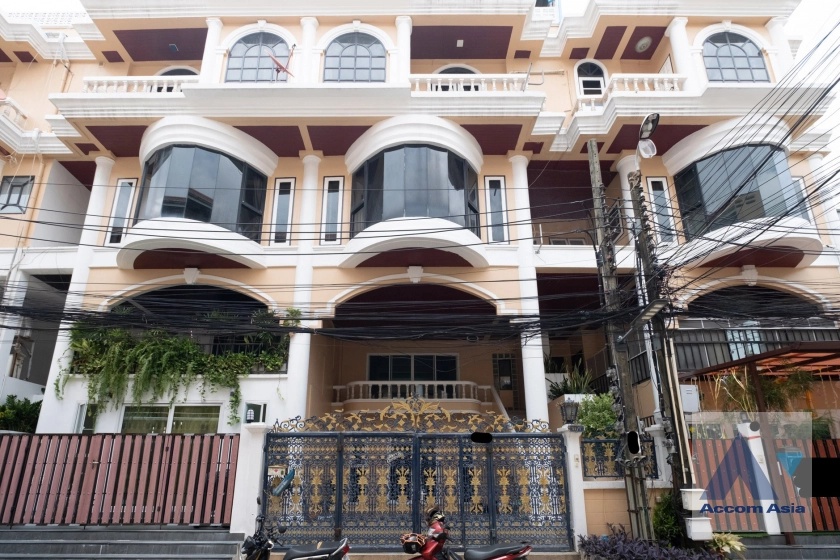  5 Bedrooms  Townhouse For Rent in Sukhumvit, Bangkok  near BTS Thong Lo (13001499)