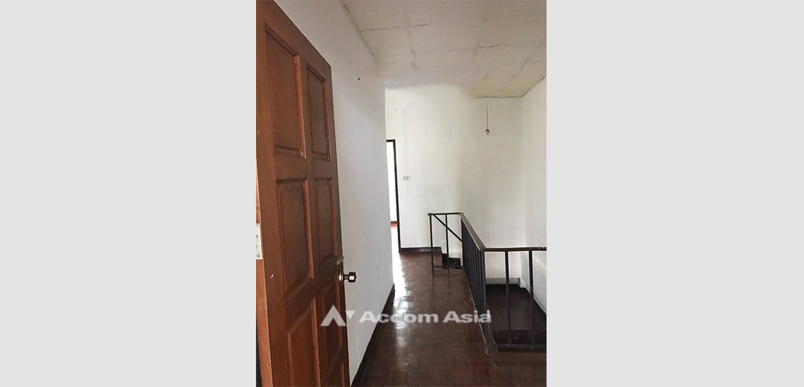  2 Bedrooms  House For Rent in Ploenchit, Bangkok  (13001517)