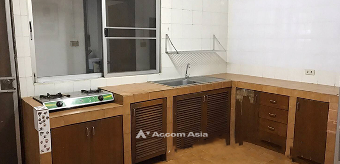  2 Bedrooms  House For Rent in Ploenchit, Bangkok  (13001517)