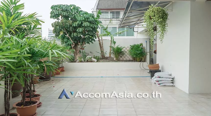 Huge Terrace, Pet friendly |  3 Bedrooms  Apartment For Rent in Sukhumvit, Bangkok  near BTS Phrom Phong (10220)