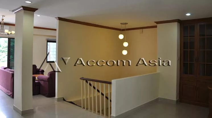  3 Bedrooms  Apartment For Rent in Sukhumvit, Bangkok  near BTS Phrom Phong (13001633)