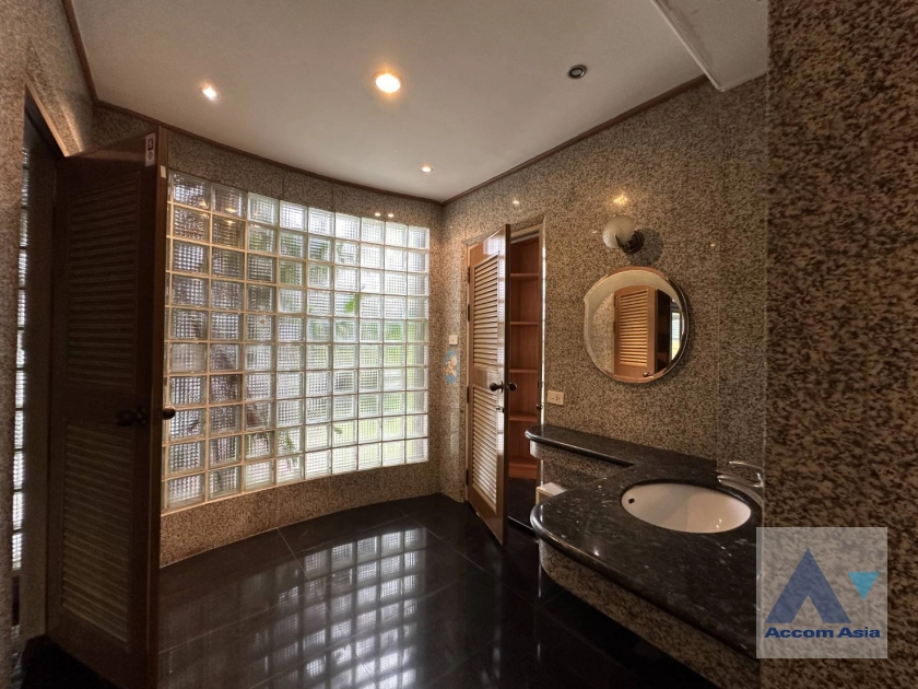 9  4 br Townhouse For Rent in Sukhumvit ,Bangkok BTS Thong Lo 13001642