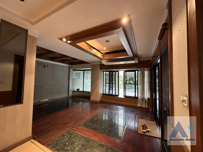  4 Bedrooms  Townhouse For Rent in Sukhumvit, Bangkok  near BTS Thong Lo (13001642)