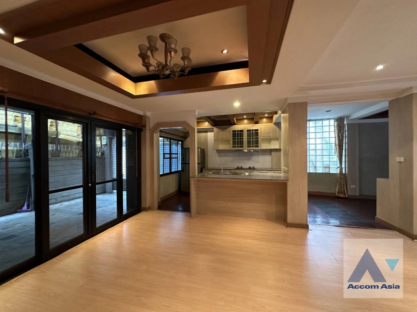  4 Bedrooms  Townhouse For Rent in Sukhumvit, Bangkok  near BTS Thong Lo (13001642)