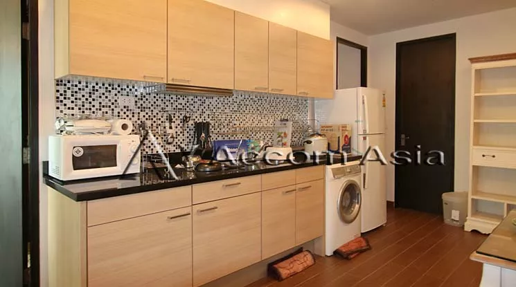  2 Bedrooms  Condominium For Rent in Ploenchit, Bangkok  near BTS Chitlom (13001656)