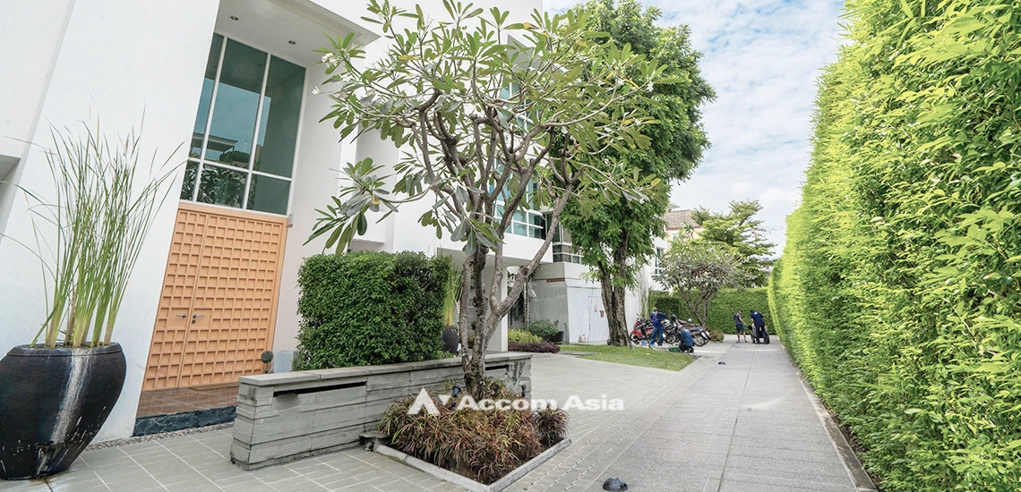 Shared Swimming Pool,Private Swimming Pool, Pet friendly house for rent in Sathorn, Bangkok Code 13001747
