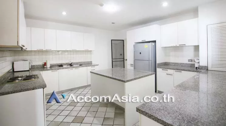  3 Bedrooms  Apartment For Rent in Sukhumvit, Bangkok  near BTS Phrom Phong (13001860)