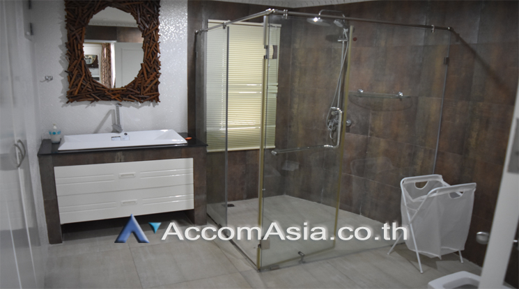  3 Bedrooms  Condominium For Rent in Charoen Nakhon, Bangkok  near BTS Krung Thon Buri (13001908)