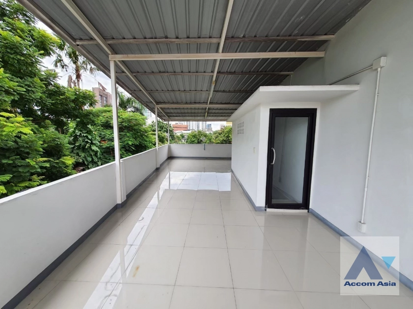 13  4 br Townhouse for rent and sale in sukhumvit ,Bangkok BTS Ekkamai - BTS Phra khanong 13002036