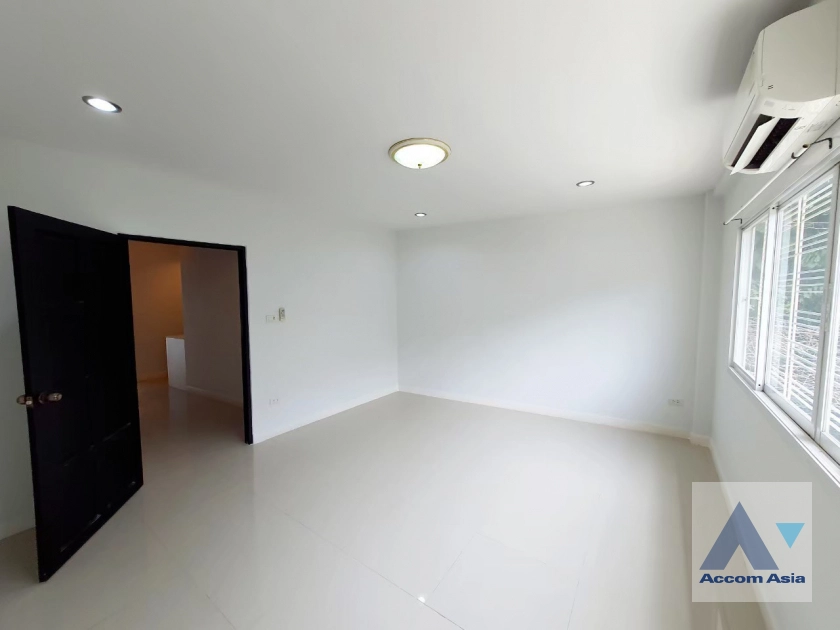 10  4 br Townhouse for rent and sale in sukhumvit ,Bangkok BTS Ekkamai 13002036