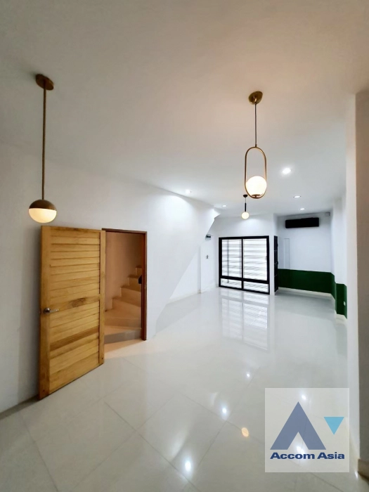 5  4 br Townhouse for rent and sale in sukhumvit ,Bangkok BTS Ekkamai 13002036