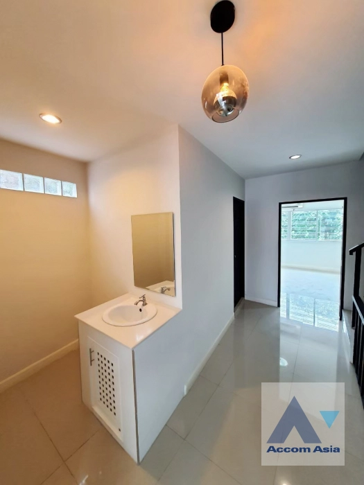 14  4 br Townhouse for rent and sale in sukhumvit ,Bangkok BTS Ekkamai 13002036